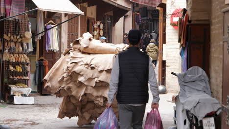 Traditionelle-Szene-In-Der-Geschäftigen-Medina-Von-Marrakesch---Eselskarren-Beladen-Mit-Leder