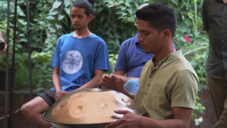 Joven-Apuesto-Tocando-El-Tambor-En-Su-Tabor-O-Cuenco-De-Canto,-Haciendo-Una-Actuación