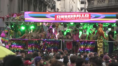 Toma-En-Cámara-Lenta-De-Personas-En-Un-Camión-En-El-Desfile-Del-Orgullo-Lgbt-Celebrando-Y-Bailando-Por-La-Libertad-De-Expresión-En-La-Tierra-En-Buenos-Aires