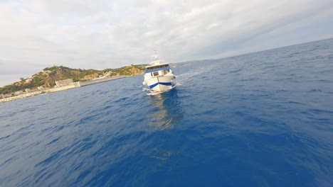 Vuelo-Aéreo-Fpv-Rápido-Alrededor-De-Un-Barco-De-Pesca-Que-Navega-Por-El-Mar-Mediterráneo-Frente-A-Las-Costas-De-España