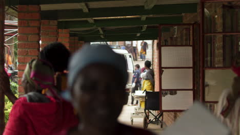 Gente-Caminando-Por-El-Pasillo-Del-Hospital-En-Las-Zonas-Rurales-De-Ruanda