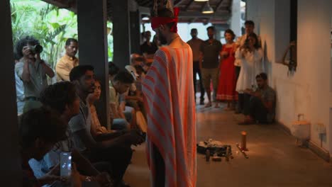 Se-Está-Realizando-Un-Satsang-Hindú-Indio-O-Una-Ceremonia-Grupal-Ritual-Frente-A-Un-Grupo-De-Personas