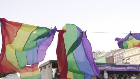 Primer-Plano-De-Banderas-Multicolores-Durante-Lgbt-En-Buenos-Aires,-Cámara-Lenta