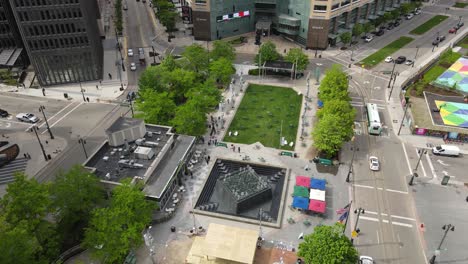 Campus-Martius-Park-Und-Monroe-Street-Auf-Halbem-Weg-In-Detroit,-Michigan,-USA,-Luftaufnahme