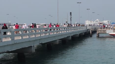 Gente-Caminando-En-El-Muelle-De-Bali-Hai-En-La-Ciudad-De-Pattaya,-Distrito-De-Bang-Lamung,-Tailandia