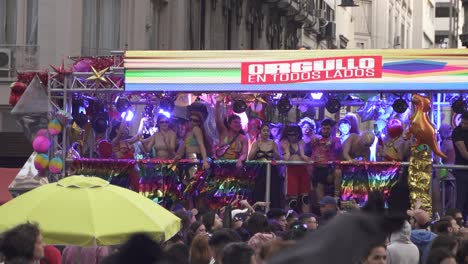 Disparo-A-Cámara-Lenta-Marcha-Del-Desfile-Del-Orgullo-Lgbt-En-Buenos-Aires-En-Plaza-De-Mayo