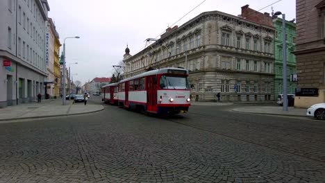 Rauschen-Durch-Die-Stadt:-Eine-Straßenbahnfahrt-Durch-Die-Belebten-Straßen-Von-Olomouc,-Wo-Moderne-Verkehrsmittel-Auf-Den-Historischen-Charme-Einer-Altstadt-Treffen