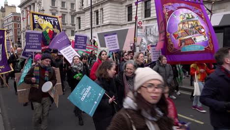 Los-Manifestantes-Sostienen-Pancartas,-Pancartas,-Banderas-Y-Marchan-A-Lo-Largo-De-Whitehall-En-La-Protesta-De-La-Huelga-Nacional-Del-Sindicato-Nacional-De-Educación