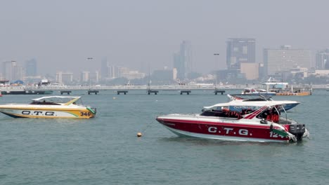 Lanchas-Rápidas-Flotando-En-El-Agua-En-El-Muelle-De-Bali-Hai-En-Pattaya,-Tailandia