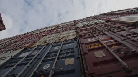 Tiefansicht-Der-Vertikal-Gestapelten-Container-Im-Hafen-Von-Le-Havre