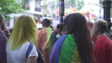 Toma-En-Cámara-Lenta-De-Muchas-Personas-Con-Pelos-De-Colores-Y-Banderas-Multicolores-Durante-El-Evento-Del-Desfile-Del-Orgullo-Lgbt