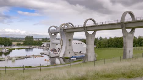 Elevador-De-Botes-De-Ruedas-Falkirk-Que-Se-Puede-Girar-En-Escocia,-Reino-Unido