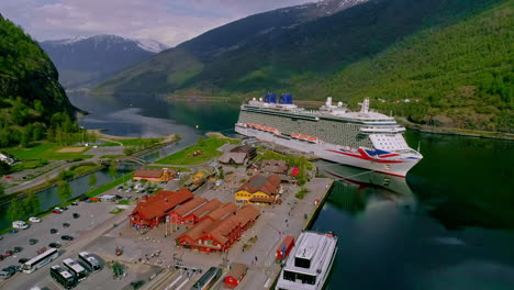 Luftaufnahme-Des-Parkplatzes-Mit-Hafen-Von-Flam-Und-Anlegendem-Kreuzfahrtschiff-Mit-Bergen