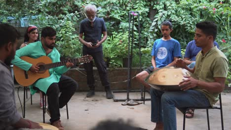 Dúo-De-Guitarra-Acústica-Y-Tambor-De-Acero-Handpan,-La-Gente-Observa-Escuchar