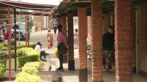 Weitwinkelaufnahme-Von-Menschen,-Die-Durch-Den-Krankenhaushof-Im-Ländlichen-Ruanda-Gehen