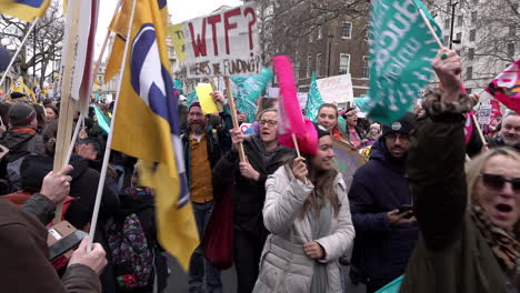 Los-Miembros-Del-Sector-Público-Y-Comercial-Aplauden-Mientras-Los-Manifestantes-En-La-Huelga-Nacional-Del-Sindicato-Nacional-De-Educación-Llegan-A-Las-Afueras-De-Downing-Street