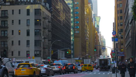 Tráfico-Diurno-Durante-La-Hora-Pico-En-El-Centro-De-Manhattan-En-La-Ciudad-De-Nueva-York,-Ee.uu.