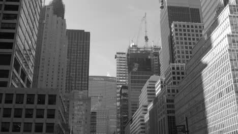 Monocromo-De-Arquitectura-De-Gran-Altura-En-El-Paisaje-Urbano-En-El-Centro-De-Manhattan-En-Nueva-York,-Ee.uu.