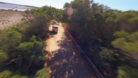 Antena-Fpv-Volando-Más-Allá-De-Un-Minibús-Vw-Conduciendo-A-Lo-Largo-De-Una-Pintoresca-Carretera-Costera