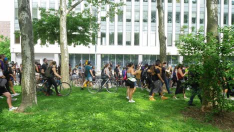 Manifestantes-Caminando-Por-El-Parque-Cadman-Plaza-En-Brooklyn-Nueva-York