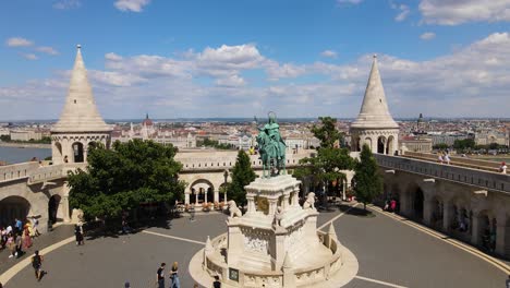 Saint-Stephen-king's-statue-and-Fisherman's-Bastion,-Budapest