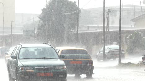 Vehículos-Que-Se-Desplazan-Y-Trafican-Bajo-Fuertes-Lluvias-Durante-La-Temporada-De-Lluvias-En-Una-Ciudad-Africana