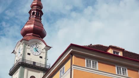 Nahaufnahme-Eines-Teils-Des-Alten-Rathauses,-Heute-Palais-Rosenberg-Und-Turm-Der-Pfarrkirche-In-Klagenfurt