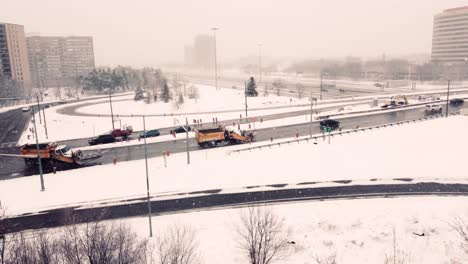 Los-Quitanieves-Que-Salen-De-La-Carretera-En-Toronto,-Canadá-Para-Limpiar-La-Miseria-De-La-Nieve-De-La-Ventisca