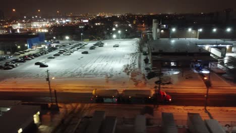 Imágenes-De-Drones-Siguen-A-Un-Camión-Con-Un-Remolque-En-La-Carretera-De-Ontario-En-Canadá-Durante-El-Invierno