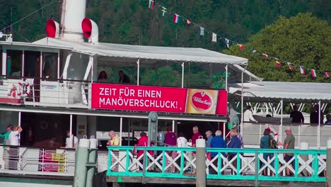 Nahaufnahme-Von-Passagieren,-Die-Auf-Dem-Wörthersee-Ein-Dampfschiff-Besteigen,-Um-Sich-Auf-Eine-Bootsfahrt-Auf-Dem-See-Vorzubereiten