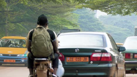 Flujo-De-Tráfico-En-El-Bulevar-Principal-Del-Centro-De-Yaoundé,-Capital-De-Camerún