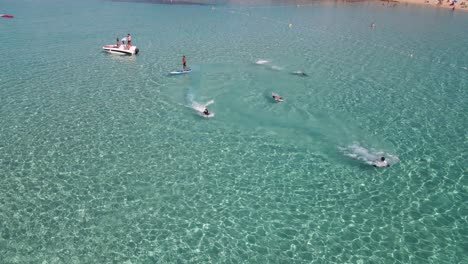 Vista-Aérea-Del-Uso-De-Patineta-Asistida-Eléctricamente-En-El-Mar-Balear-En-Ibiza