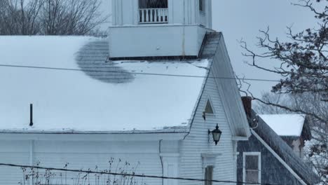 Gemeindekirche-Monson-Bedeckt-Mit-Schneefall-Aufsteigende-Antenne