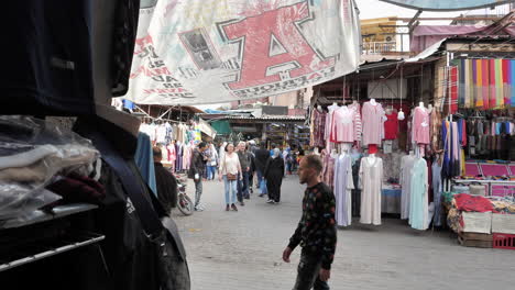 Dolly-Disparó-A-Través-De-Medina-Coloridos-Puestos-De-Mercado-Al-Aire-Libre-Que-Venden-Ropa-Y-Telas-Hechas-A-Mano