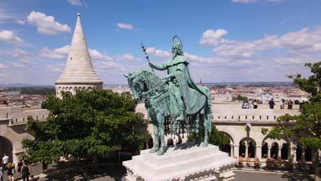 órbita-Aérea-Alrededor-De-La-Estatua-De-San-Esteban-Rey-En-Budapest