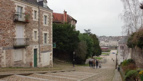 Escaleras-De-Piedra-Históricas-De-Montée-Saint-maurice-Frente-A-La-Catedral-De-Saint-maurice-En-Ira,-Maine-et-loire,-Francia