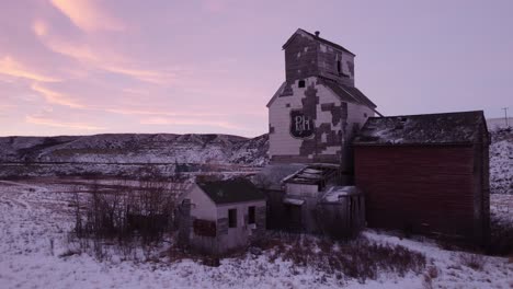 Sharples,-Alberta-–-4.-Februar-2023-–-Der-Verlassene-Getreideaufzug-Der-PH-Company-In-Der-Geisterstadt-Sharples,-Alberta-Bei-Sonnenaufgang