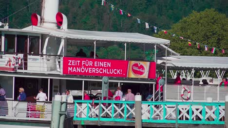 Nahaufnahme-Von-Passagieren,-Die-Auf-Dem-Wörthersee-Ein-Dampfschiff-Besteigen,-Um-Sich-Auf-Eine-Bootsfahrt-Auf-Dem-See-Vorzubereiten