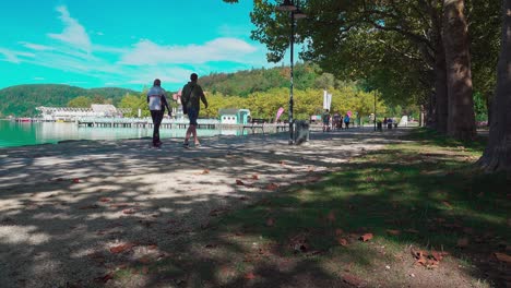 Gente-Disfrutando-De-Un-Hermoso-Día-Caminando-Por-La-Orilla-Del-Lago-Wörthersee