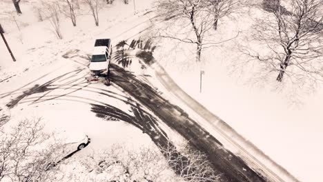 Camioneta-Blanca-Arando-Calles-Locales-En-Toronto,-Vista-Aérea-Durante-Nevadas