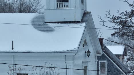 Der-Kommunale-Kirchturm-Von-Monson-Steigt-Aus-Der-Luft-Im-Winterschneesturm-Auf