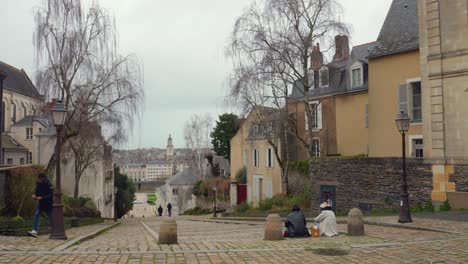 Antiguo-Paseo-De-Adoquines-En-Montee-Saint-maurice,-Angrys,-Maine-et-loire,-Francia