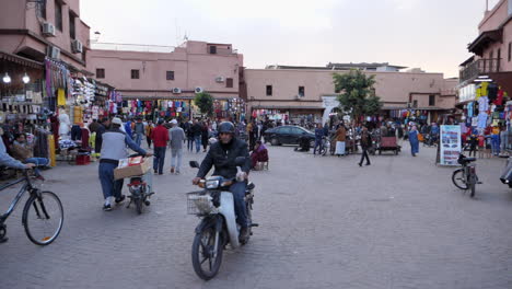 Slomo-Shot-Muestra-La-Actividad-De-La-Plaza-Del-Mercado-En-La-Medina-De-Marrakech,-Marruecos