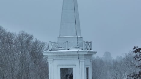 Starker-Schneefall-Fällt-Auf-Die-Zeitlupenantenne-Der-Monson-Gemeindekirche