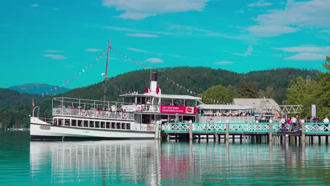 Passagiere-Besteigen-Ein-Dampfschiff-Für-Eine-Bootsfahrt-Auf-Dem-Wörthersee,-Klagenfurt,-Kärnten,-Österreich