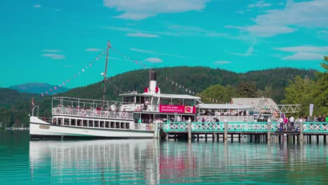 Pasajeros-A-Bordo-De-Un-Barco-De-Vapor-Para-Un-Viaje-En-Barco-Por-El-Lago-Wörthersee,-Klagenfurt,-Carintia,-Austria