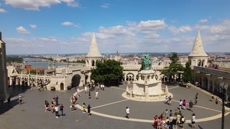 Turistas-En-La-Estatua-Del-Rey-De-San-Esteban-Y-El-Bastión-De-Los-Pescadores,-Vista-Aérea