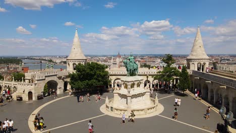 Saint-Stephen-king's-statue-and-Fisherman's-Bastion,-Budapest