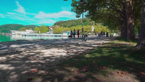 Gente-Disfrutando-De-Un-Hermoso-Día-Caminando-Por-La-Orilla-Del-Lago-Wörthersee