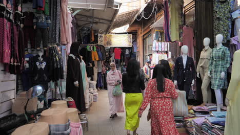 Varias-Mujeres-Navegando-Por-El-Callejón-Del-Bazar-De-La-Calle-De-La-Moda-De-Medina,-Marrakech